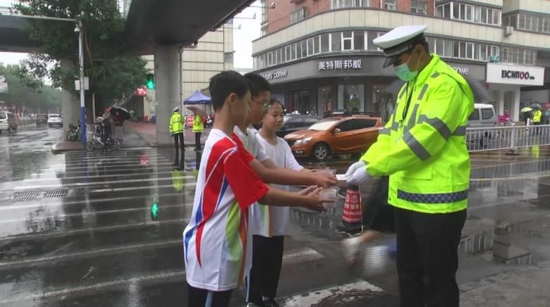 致敬！中秋節(jié)|市中小學(xué)生代表獻(xiàn)禮那些依然堅(jiān)守一線的人民守護(hù)人