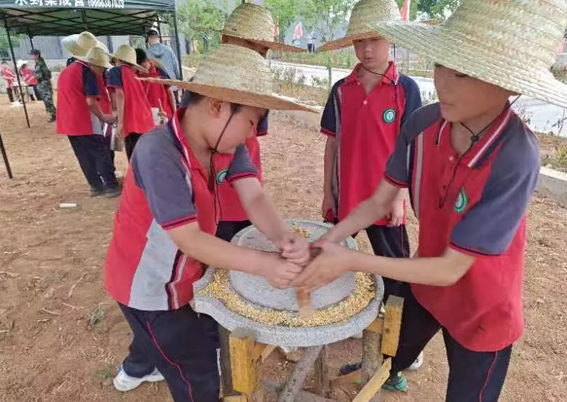 臨淇完小四年級(jí)在紅旗渠精神營(yíng)地開(kāi)展研學(xué)實(shí)踐活動(dòng)